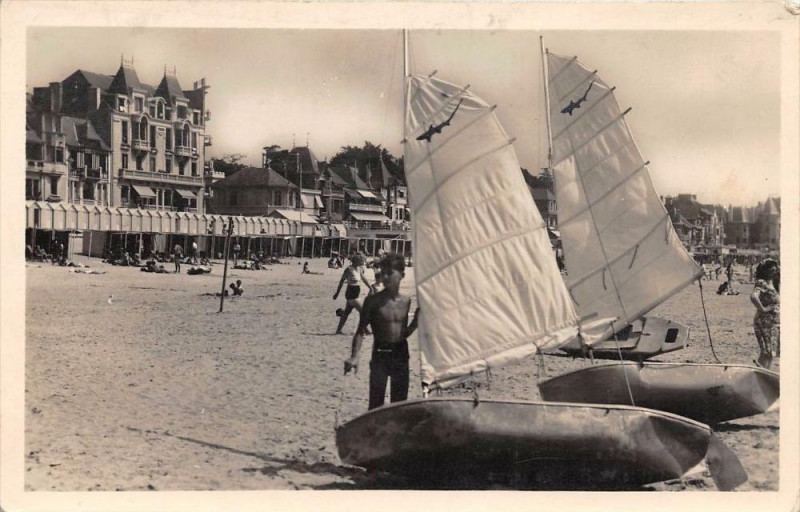 Carte postale ancienne La Baule Sur Mer Petits Voiliers Au Repos
