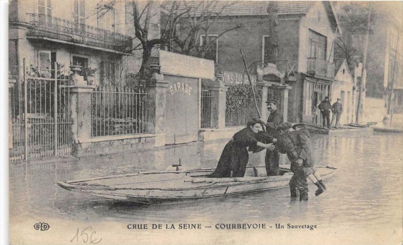 Carte postale ancienne Courbevoie Inondations Un Sauvetage à Courbevoie