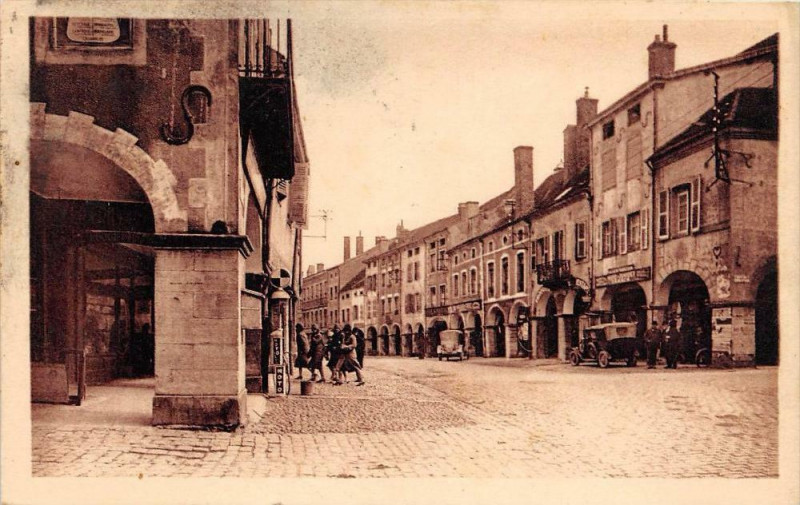 Carte postale ancienne Louhans Les Arcades à Louhans
