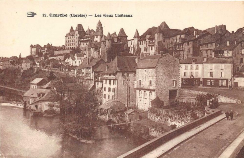 Carte postale ancienne Uzerche Les Vieux Chateaux à Uzerche