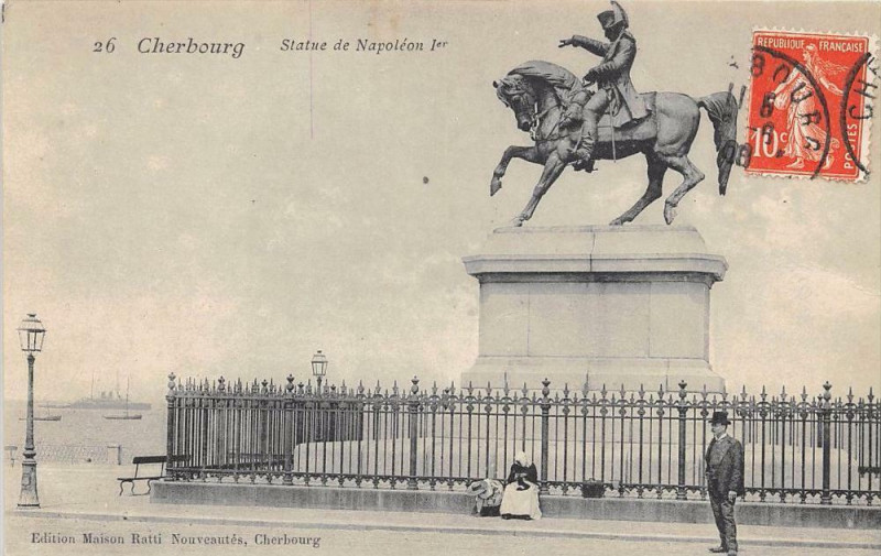 Carte postale ancienne Cherbourg Statue Napoleon