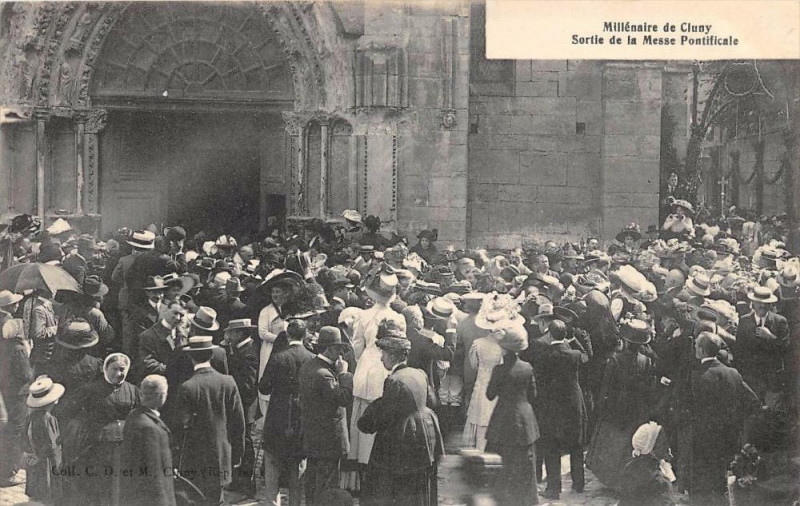 Carte postale ancienne Cluny Sortie De La Messe Pontificale à Cluny