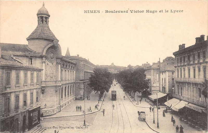 Carte postale ancienne Nimes Boulevard Victor Hugo Et Lycee à Nîmes