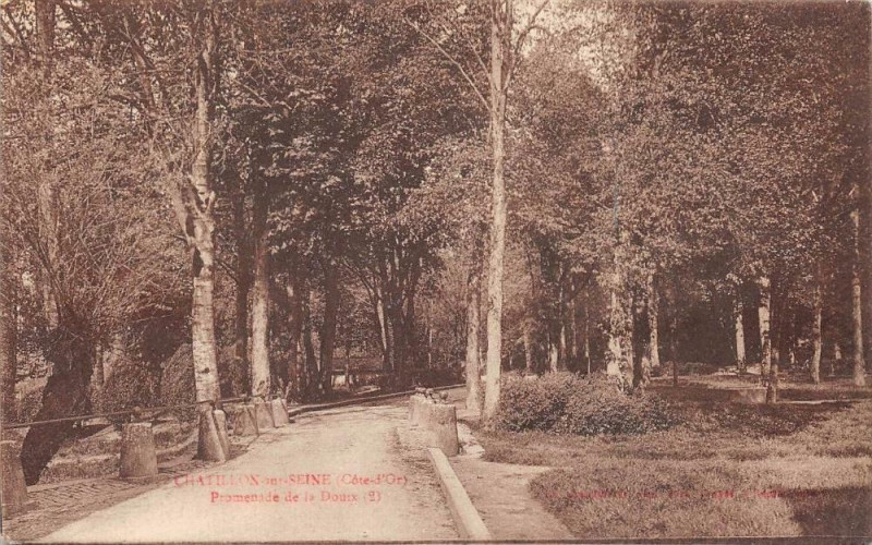 Carte postale ancienne Chatillon Sur Seine Promenade De La Douix