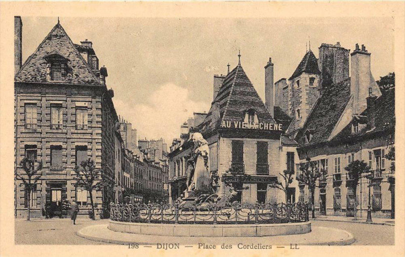 Carte postale ancienne Dijon Place Des Cordeliers à Dijon
