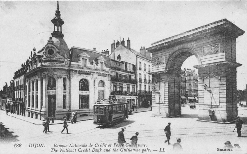 Carte postale ancienne Dijon Banque Nationale De Credit à Dijon