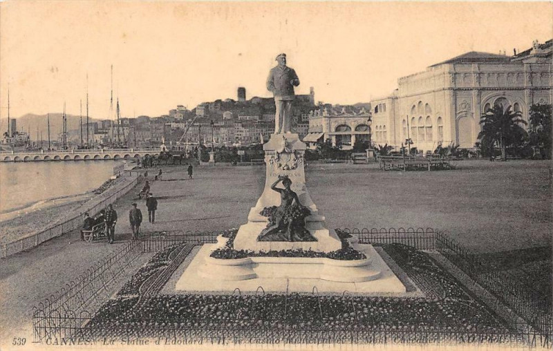 Carte postale ancienne Cannes La Statue Edouard Vii à Cannes