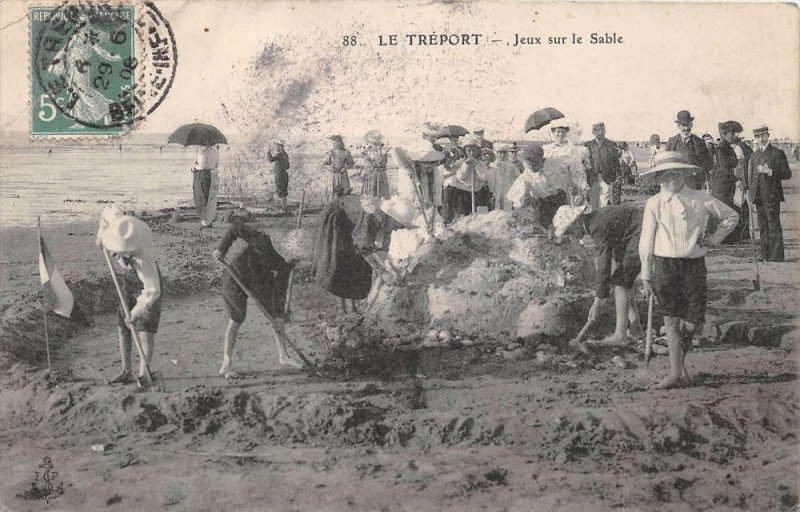 Carte postale ancienne Le Treport Jeux Sur Le Sable à Eu