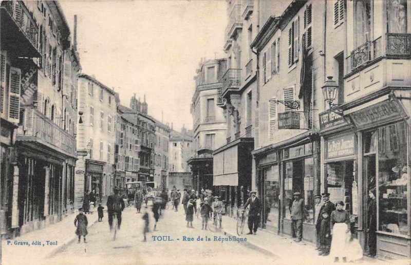Carte postale ancienne Toul Rue Republique à Toul