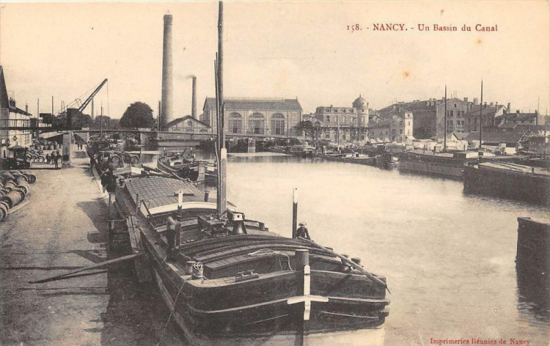 Carte postale ancienne Nancy Un Bassin Du Canal à Nancy