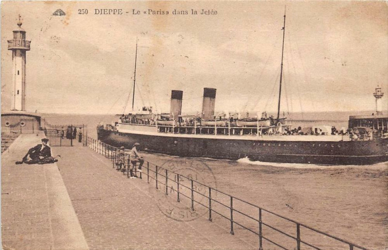 Carte postale ancienne Dieppe Le Paris Dans La Jetee à Dieppe