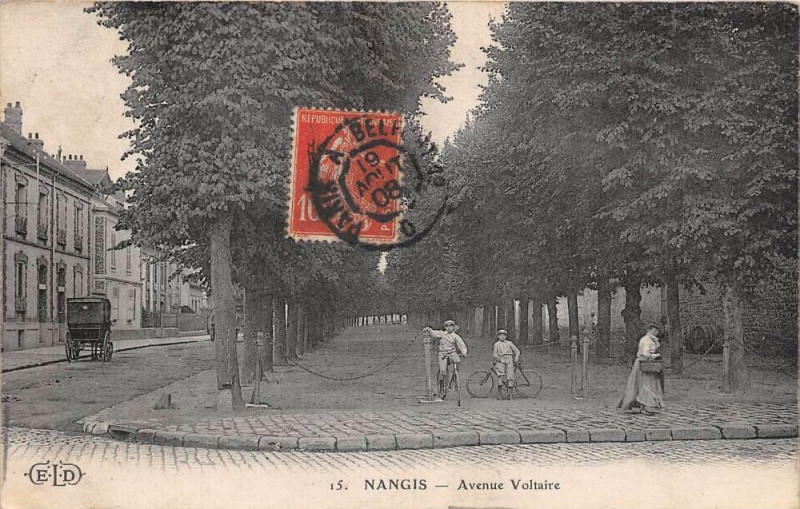 Carte postale ancienne Nangis Avenue Voltaire à Nangis
