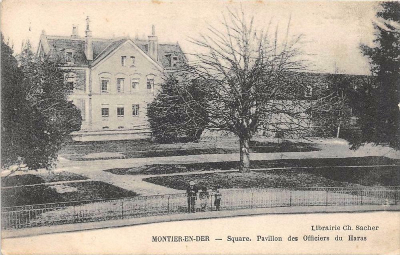 Carte postale ancienne Montier En Der Square Pavillon Des Offciers Du Haras