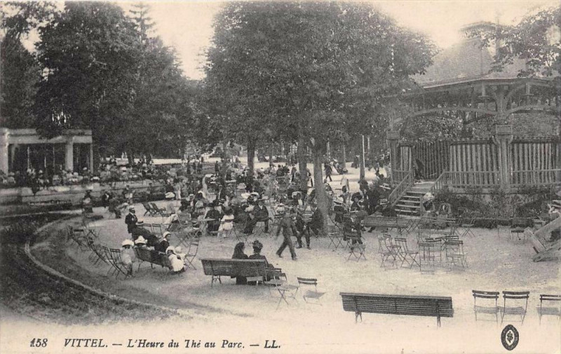 Carte postale ancienne Vittel L'Heure Du The Au Parc à Vittel