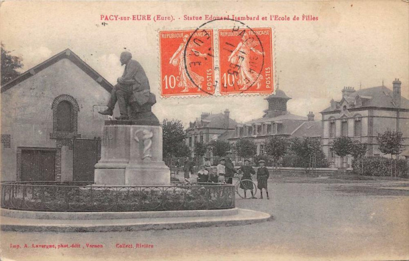 Carte postale ancienne Pacy Sur Eure Statue Isambard Ecole Filles à Pacy-sur-Eure