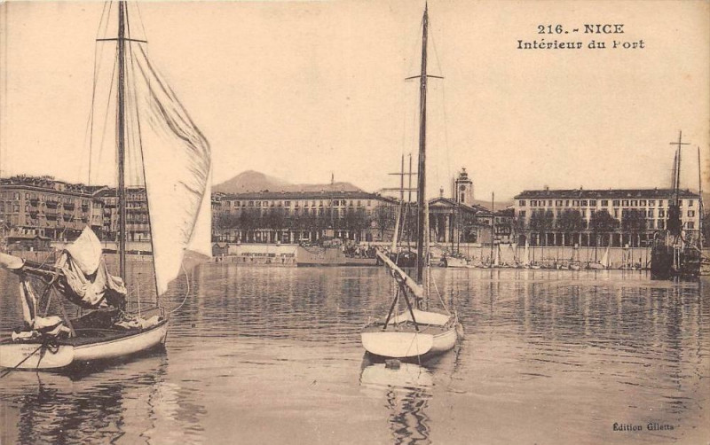 Carte postale ancienne Cannes Interieur Du Port à Cannes