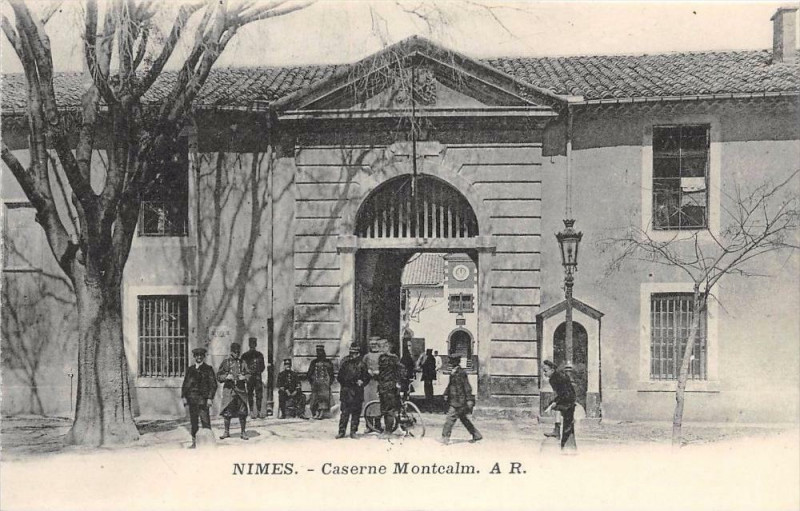 Carte postale ancienne Nimes Caserne Montcalm à Nîmes