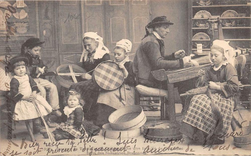 Carte postale ancienne Tissage De Tamis Et De Crible Famille De Bannalec (dos non divisé) Gros P à Bannalec