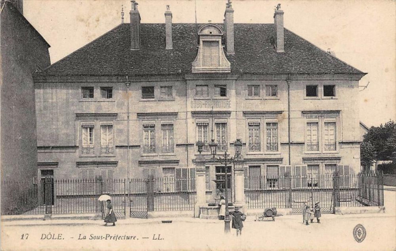 Carte postale ancienne Dole La Sous Prefecture à Dole