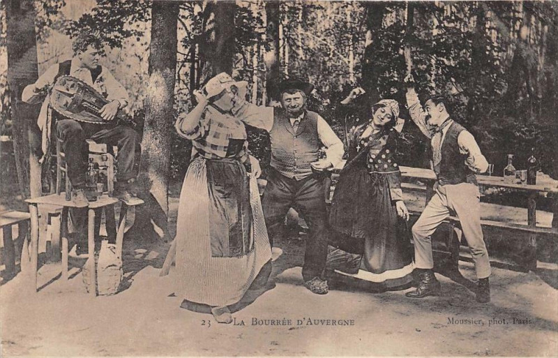 Carte postale ancienne La Bourree D'Auvergne