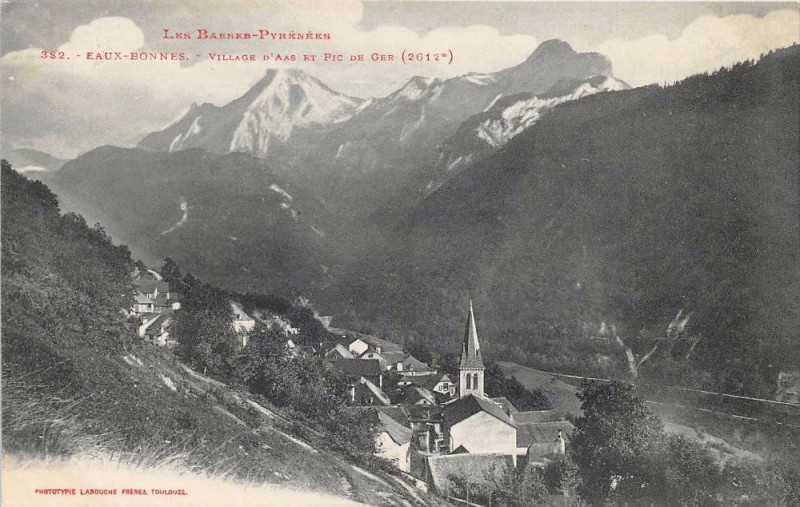 Carte postale ancienne Eaux Bonnes Village D'Aas Et Pic De Ger à Ger