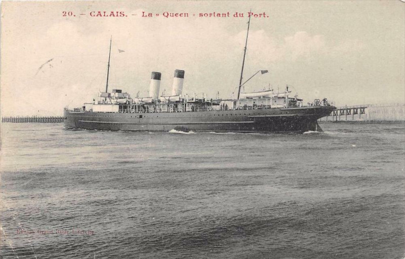Carte postale ancienne Calais La Queen Sortant Du Port à Calais