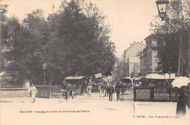 Carte postale ancienne Belfort Passage A Niveau Faubourg De France à Belfort