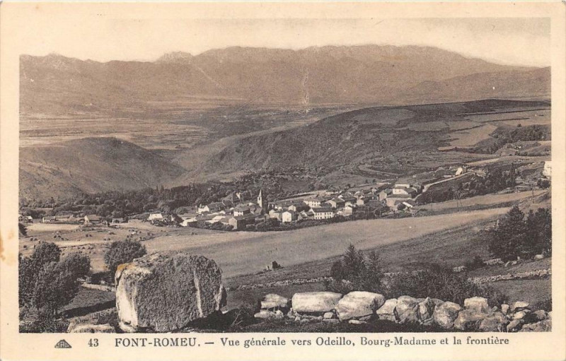Carte postale ancienne Font Romeu Vue Generale Vers Odeillo Bourg Et Frontiere à Llo