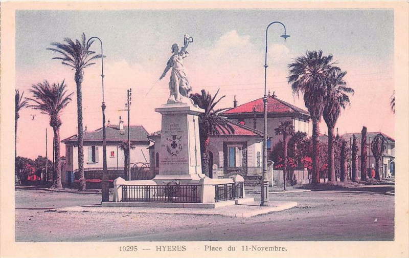 Carte postale ancienne Hyeres Place Du 11 Novembre à Hyères