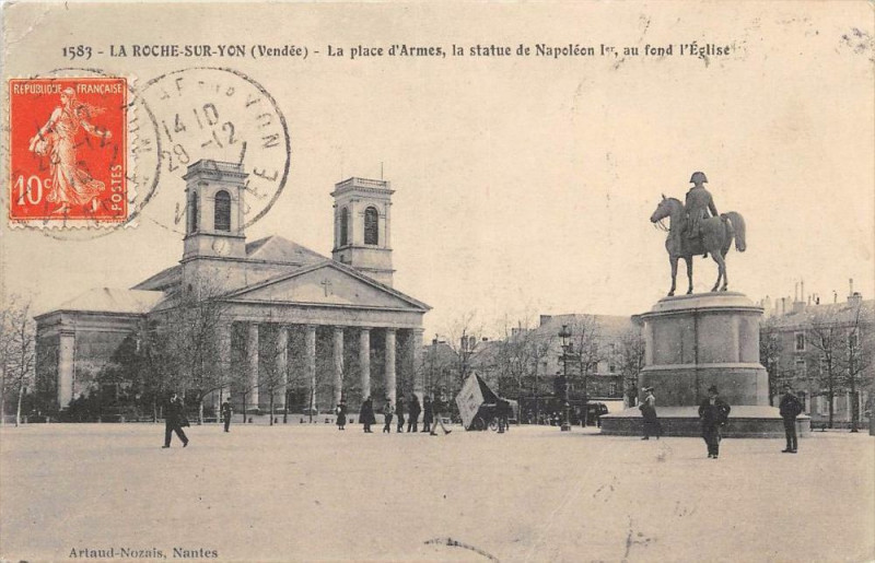Carte postale ancienne La Roche Sur Yon La Place D'Armes à La Roche-sur-Yon