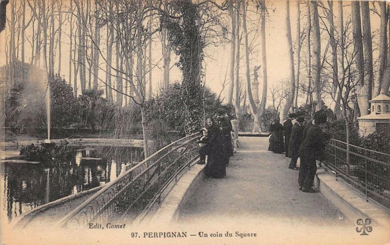 Carte postale ancienne Perpignan Un Coin Du Square à Perpignan