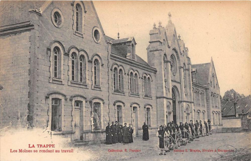 Carte postale ancienne La Trappe Les Moines Se Rendant Au Travail