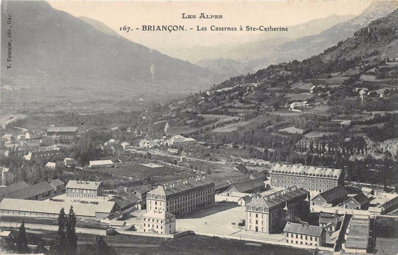 Carte postale ancienne Briancon Les Casernes A Ste Catherine à Briançon