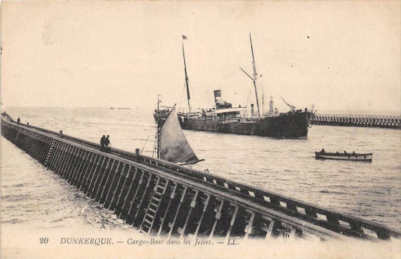 Carte postale ancienne Dunkerque Cargo Boat Dans Les Jetees à Dunkerque