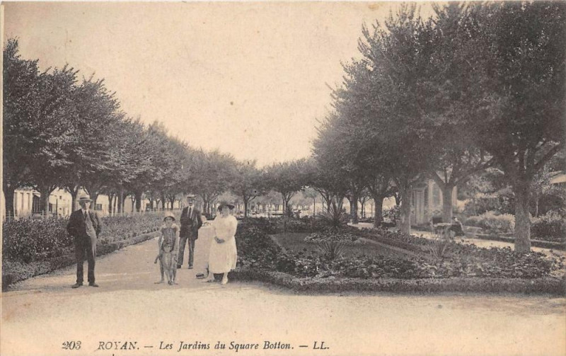 Carte postale ancienne Royan Les Jardins Du Square Botton à Royan