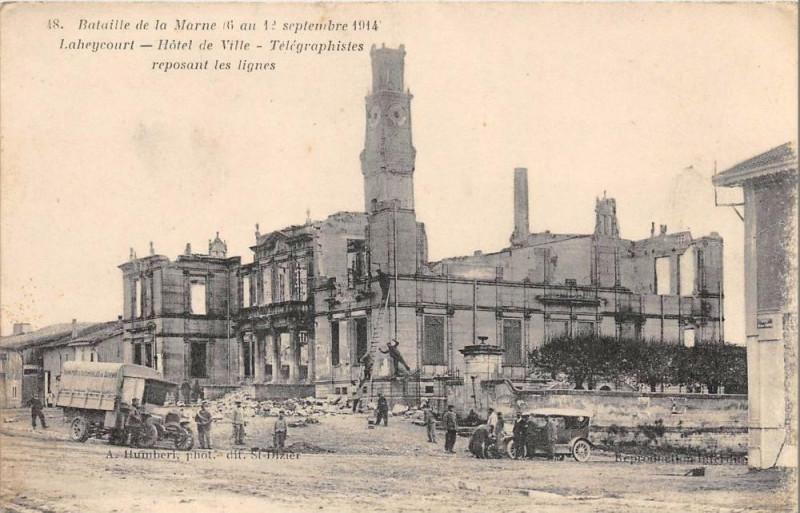 Carte postale ancienne Laheycourt Hotel De Ville Telegraphistes Reposant Les Lignes