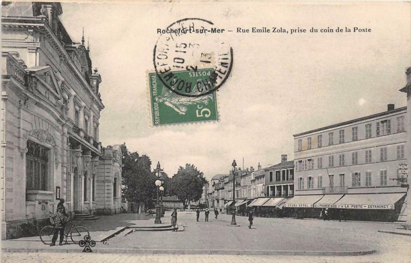 Carte postale ancienne Rochefort Sur Mer Rue Emile Zola Prise Du Coin De La Poste à Rochefort