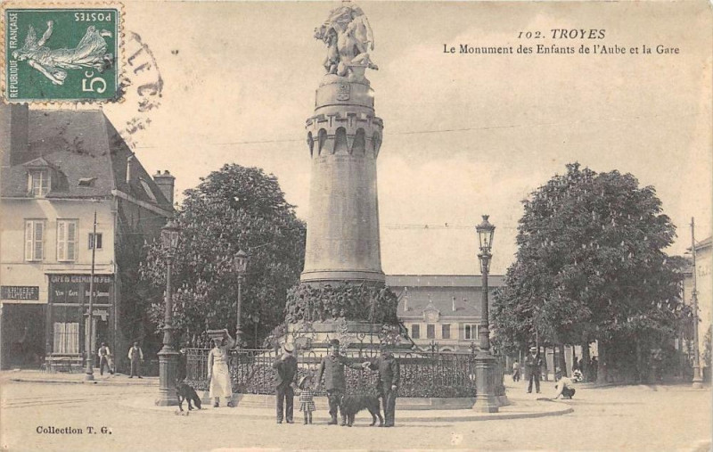 Carte postale ancienne Troyes Monument Des Enfants De L´AUBE Et La Gare à Troyes