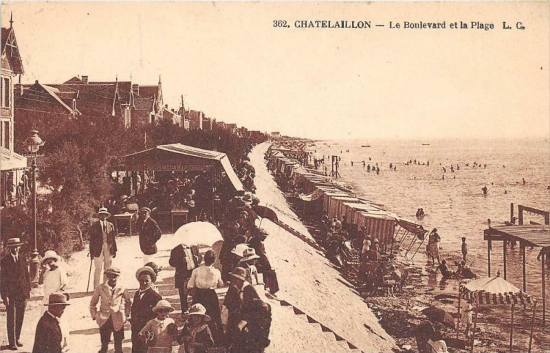 Carte postale ancienne Chatelaillon Le Boulevard Et Plage