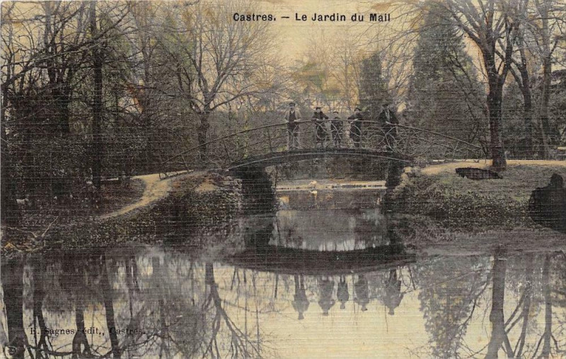Carte postale ancienne Castres Le Jardin Du Mail (cpa toilée émaillée à Castres