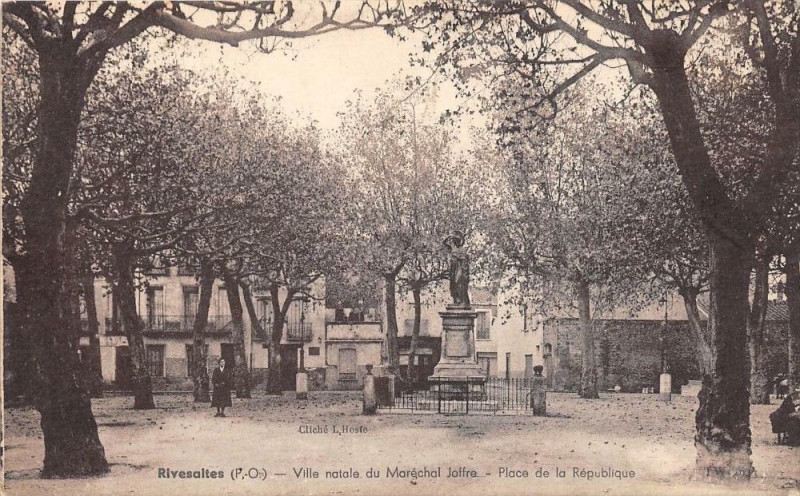 Carte postale ancienne Rivesaltes Place De La Republique à Rivesaltes