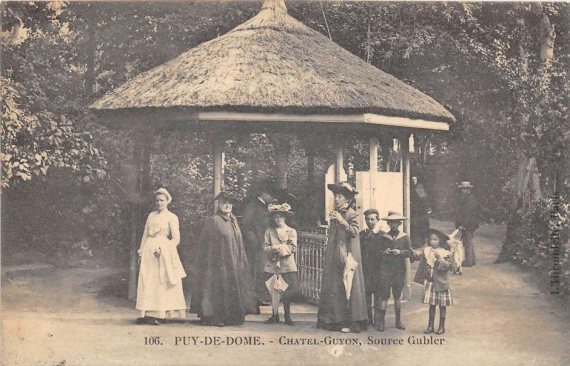 Carte postale ancienne Chatel Guyon Source Gubler