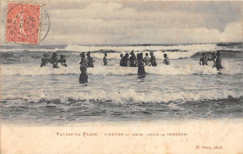 Carte postale ancienne Valras La Plage L'Heure Du Bain Jour De Tempete