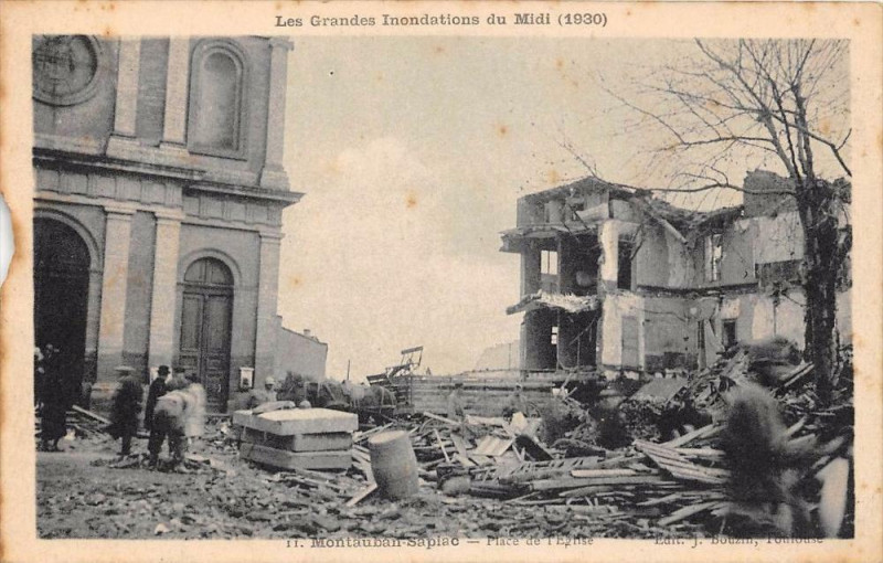 Carte postale ancienne Les Grandes  Inondations De Midi Montauban Place De L'Eglise à Montauban