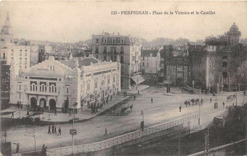 Carte postale ancienne Perpignan Place De La Victoire Et Castillet à Perpignan