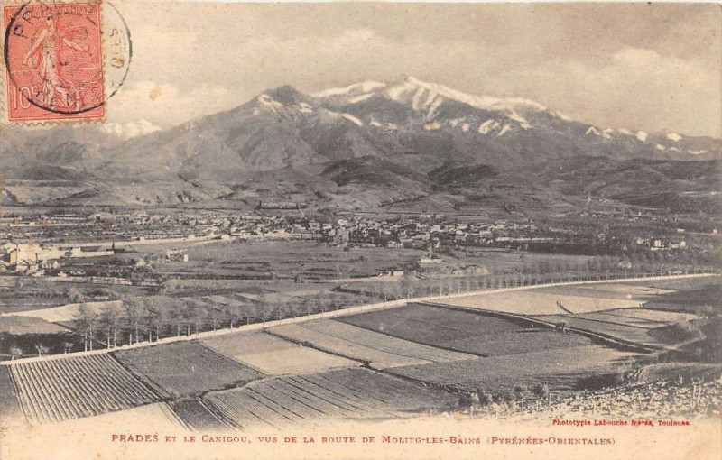 Carte postale ancienne Prades Et Le Canigou Vus De La Route De Molitg à Prades