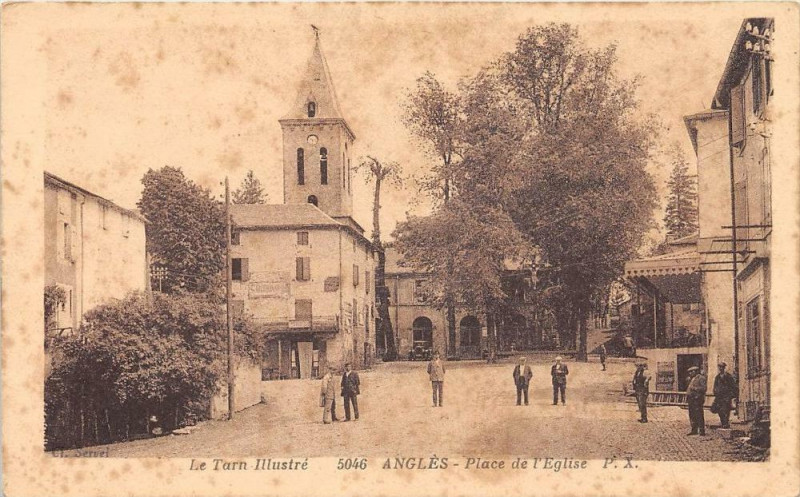 Carte postale ancienne Angles Place De L'Eglise à Anglès