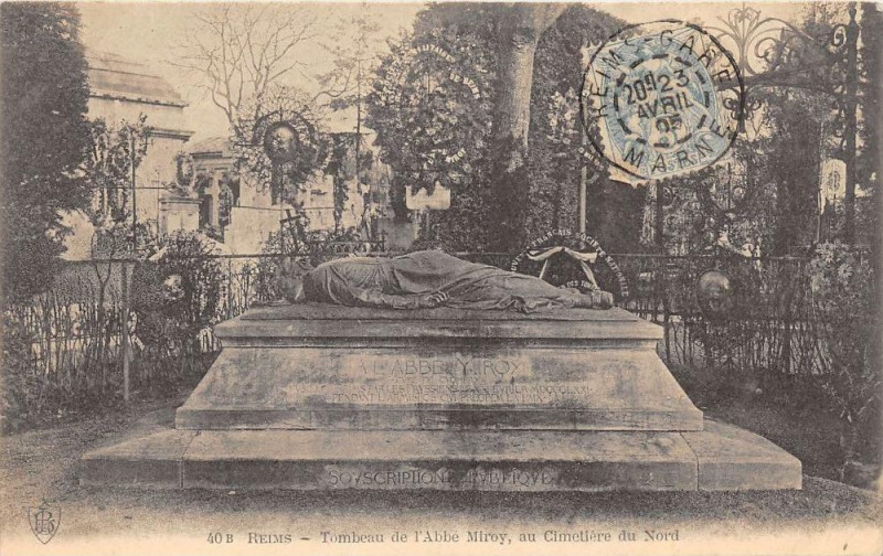 Carte postale ancienne Reims Tombeau De L'Abbe Miroy Au Cimetiere Nord à Reims
