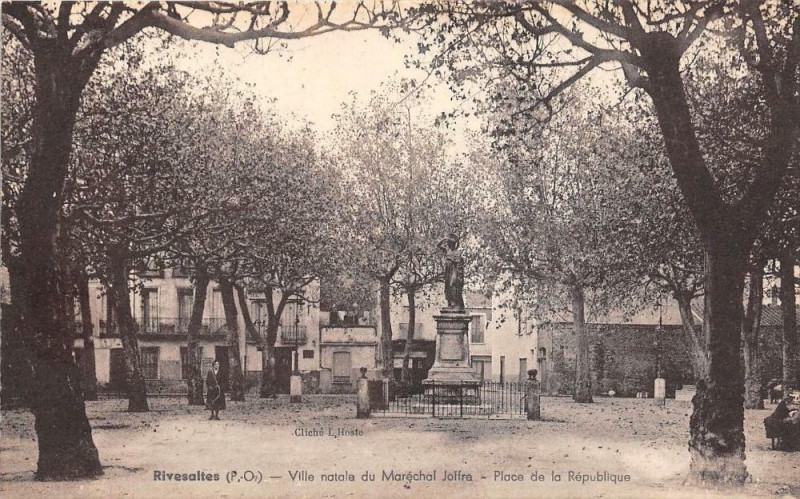 Carte postale ancienne Rivesaltes Place De La Republique à Rivesaltes
