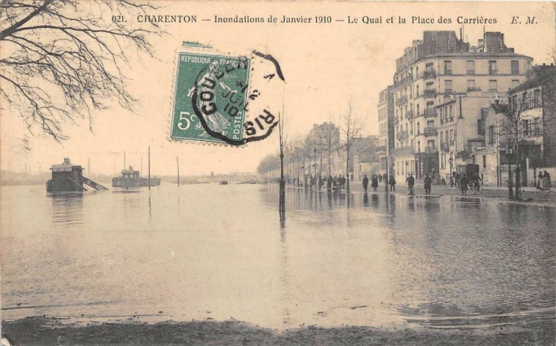 Carte postale ancienne Charenton Inondations 1910 Le Quai Et La Place Des Carrieres